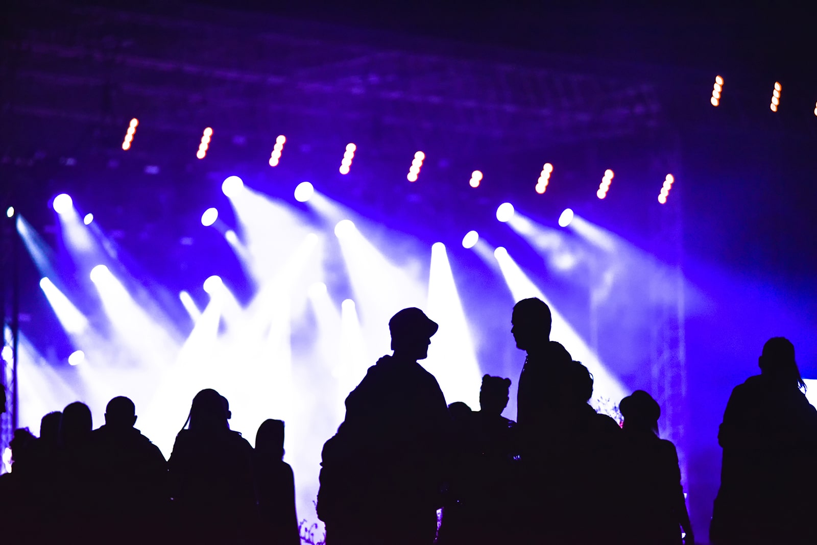 group-of-friends-enjoying-music-festival-together-P5KZUJN.jpg